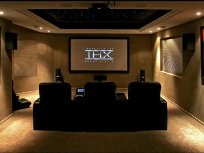 Esempio d'impianto Home Theatre in casa: si notano i tre altoparlanti frontali, i due posti a destra e a sinistra e, al centro, il grande televisore a schermo piatto