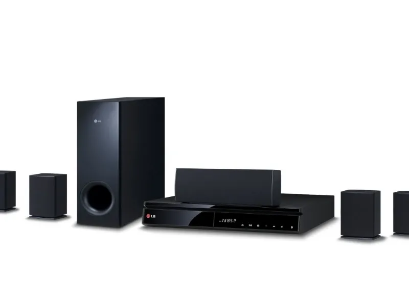 Classico esempio di componenti di un impianto Home Theatre: altoparlanti, amplificatore e lettore dvd/blu-ray. Manca solo il televisore!