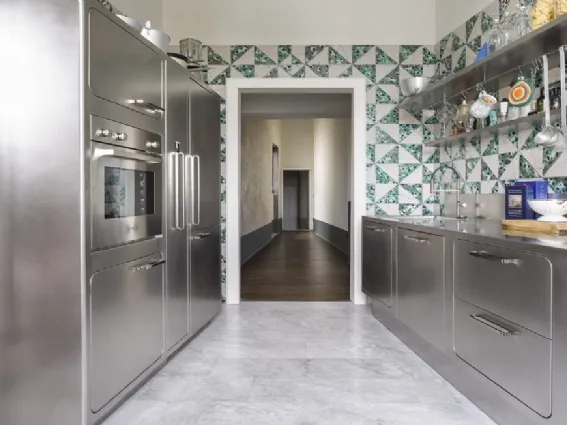 Tutto acciaio luminoso e brillante per la cucina Ego by Abimis dallo stile contemporaneo