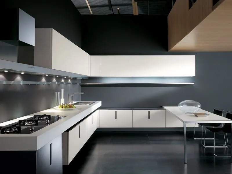 cucina bianca con pareti grigie