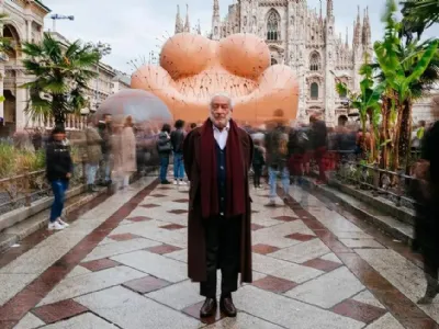 Dal sito del Salone del Mobile Gaetano Pesce con una installazione ispirata alla poltrona UP, Piazza Duomo 2023
