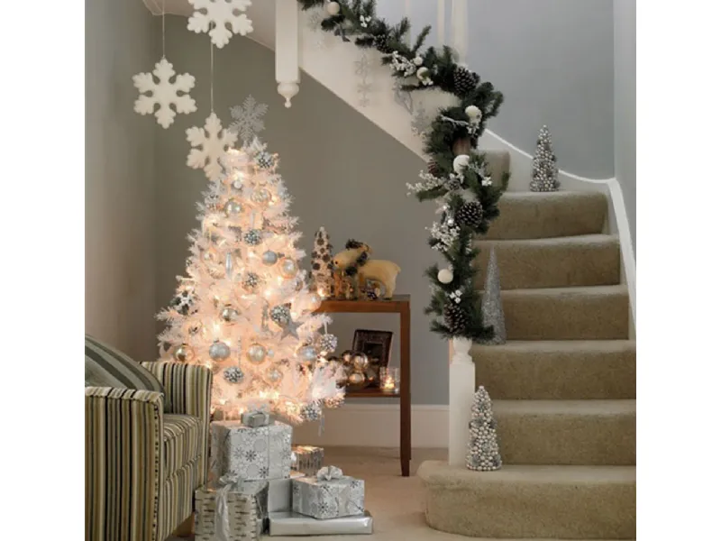 Albero di Natale con decorazioni bianche