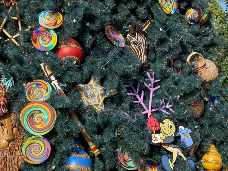 Anche lecca lecca e caramelle sono perfetti per decorare l'albero di Natale