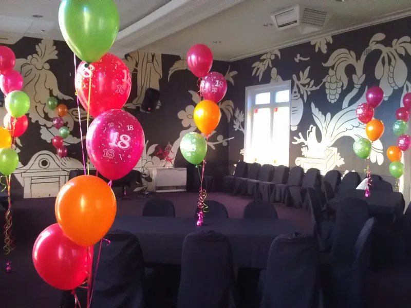 Addobbi per compleanno di 18 anni con palloncini