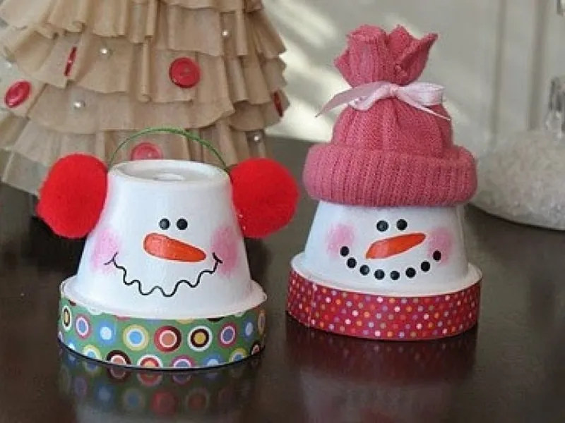 pupazzi di neve con vasi