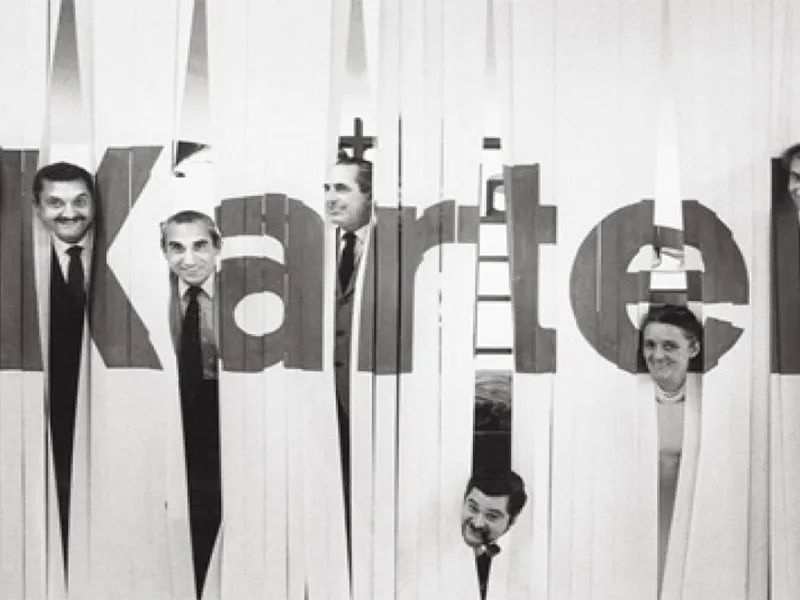 Il designer Giulio Castelli con la moglie e altri collaboratori del marchio Kartell