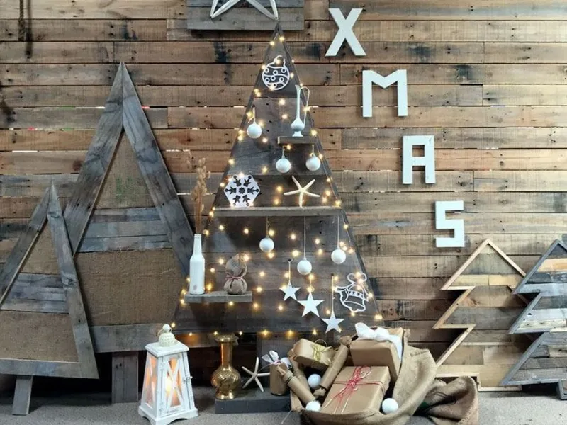 Alberi di Natale realizzati in pallet