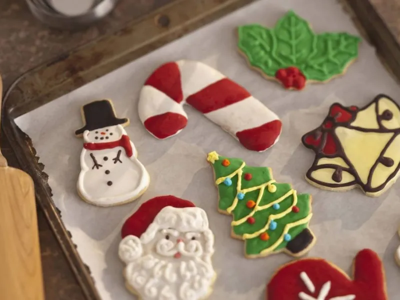 Biscotti fatti in casa per addobbare l'albero di Natale