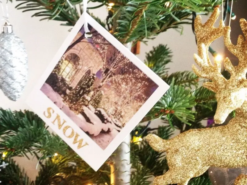 Decorare l'albero di Natale con le foto