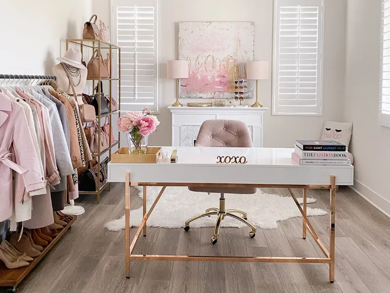 Bianco e rosa per un ufficio romantic chic. Credits: stylishpetite.com
