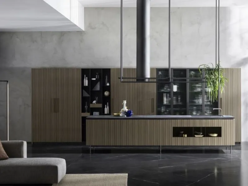 La cucina Rua di Tm Italia con impiallacciatura in legno di rovere tinto grigio fumo