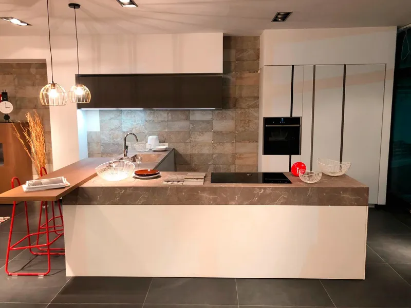 Una delle cucine in esposizione da Tolomello Mobili