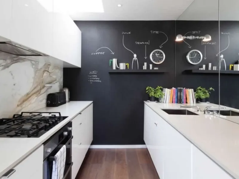 Cucina disposta lungo le due pareti più lunghe