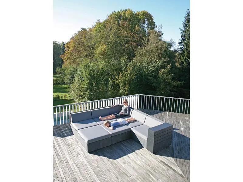 divano con pouf modulari grigi dalle linee squadrate, donna con bambino su terrazza con parquet in legno non trattato