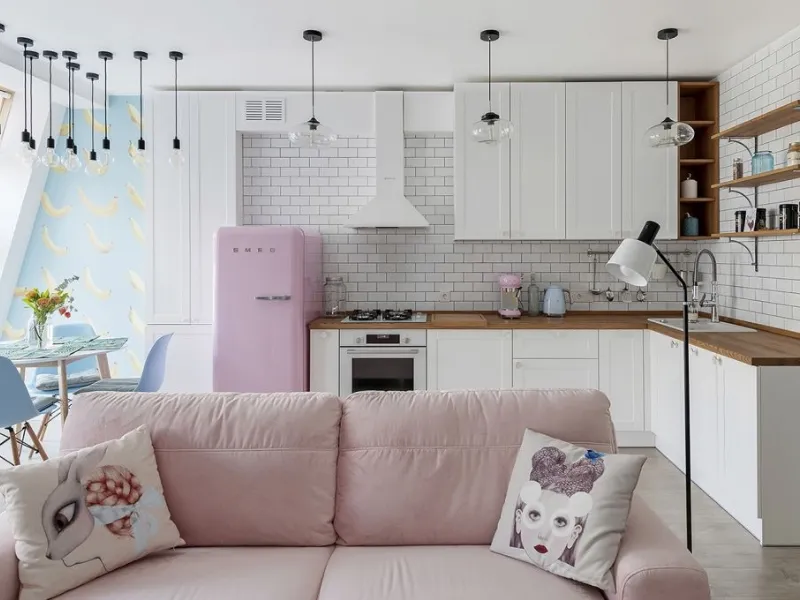 Il living con cucina a vista dell'attico Zefir