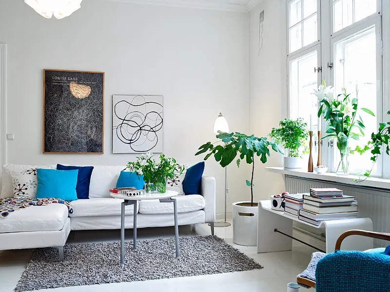 living scandinavo con piante