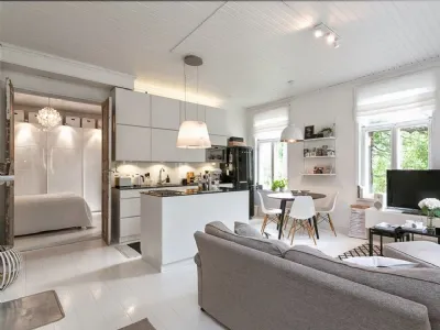 La luce e i toni neutri amplificano la casa