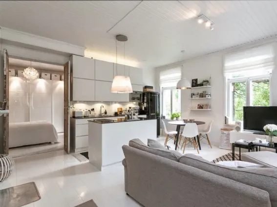 La luce e i toni neutri amplificano la casa