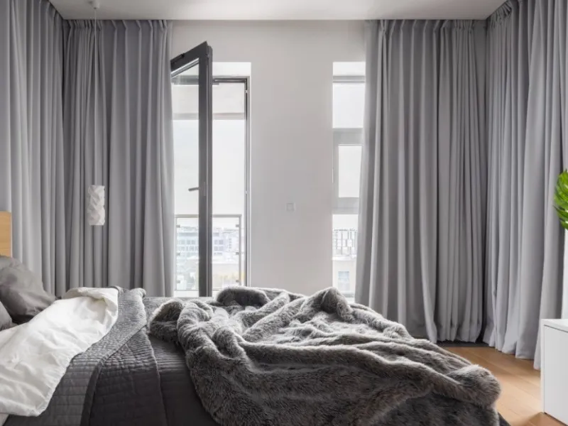 Tendaggi in una camera da letto moderna