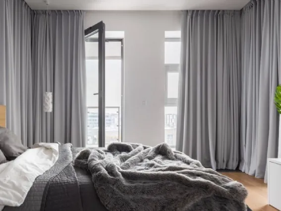 Tendaggi in una camera da letto moderna