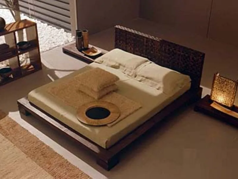 letto matrimoniale con struttura in legno e biancheria nei toni cappuccino e oro, vassoio circolare e comodini bassi in legno coordinato