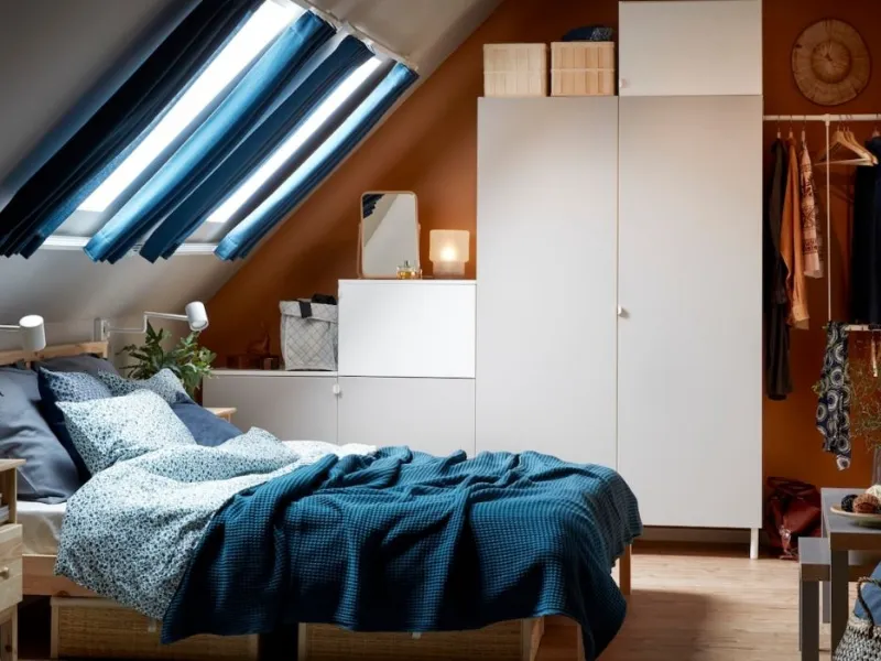 Mansarda arredata con mobili e complementi Ikea