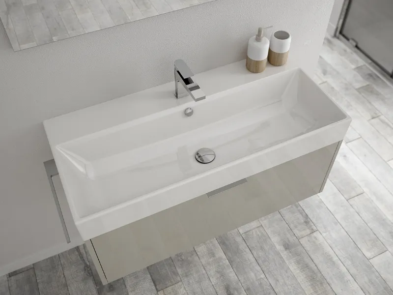 Dettaglio della base contenitiva sottolavabo in Lacklaminat (profondità 45 cm) con lavabo in ceramica, collezione Basic di Ideagroup