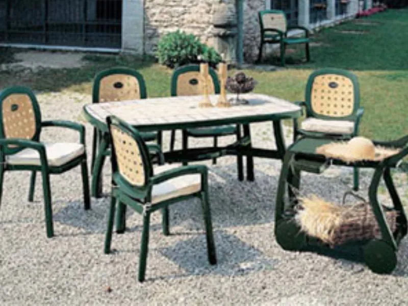 Tavolo e sedie da giardino di colore beige