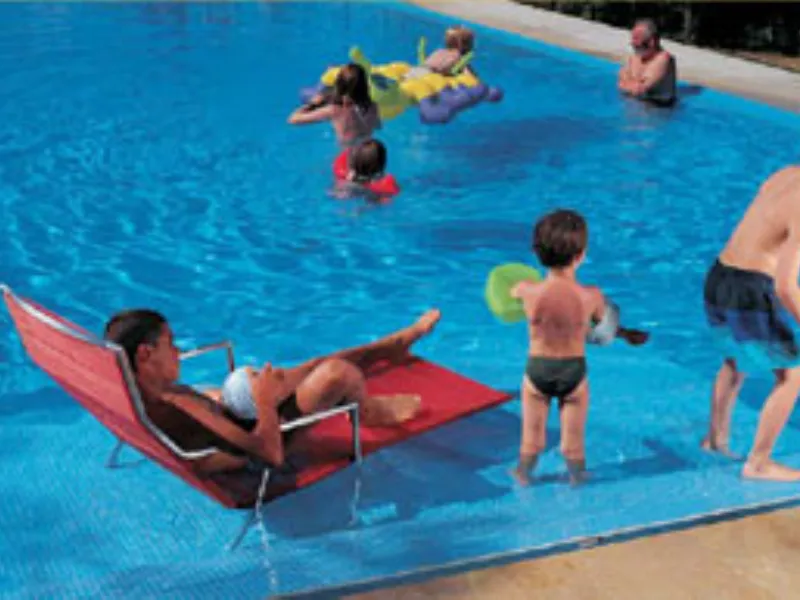 Chaise longue in acciaio inox a bordo piscina