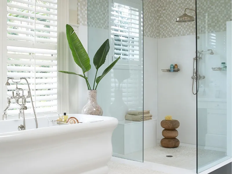 Funzionalità e benessere di un bagno con una doccia grande