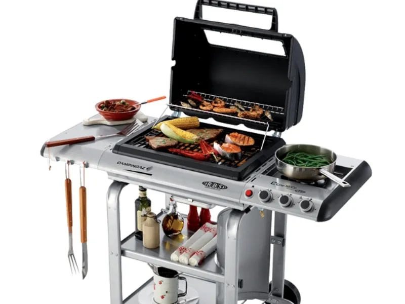 Grigliata di carne e verdure sul barbecue