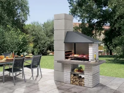 Giardino con tavolo e barbecue