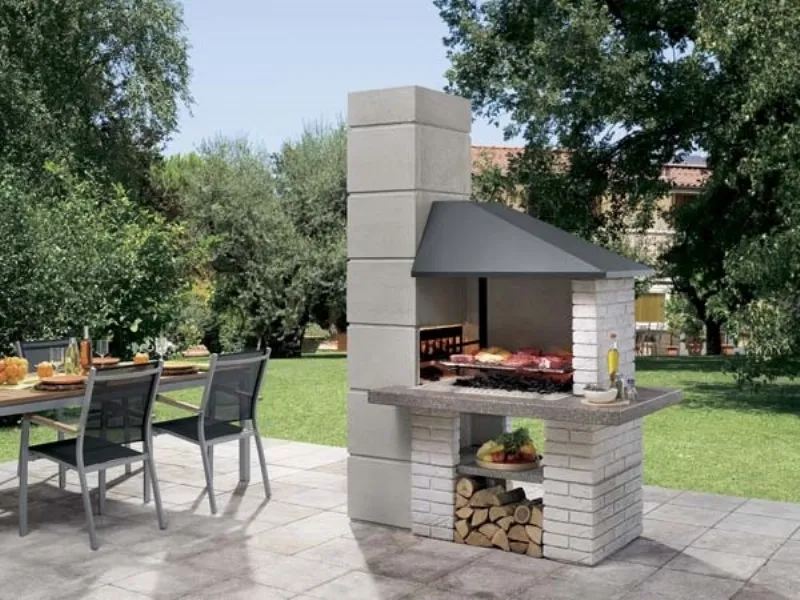 Giardino con tavolo e barbecue