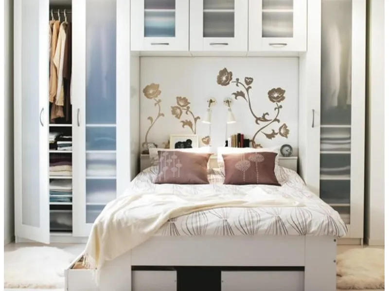 Una composizione matrimoniale a ponte di Ikea