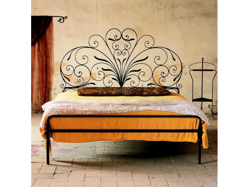 letto in ferro battuto in camera rustica