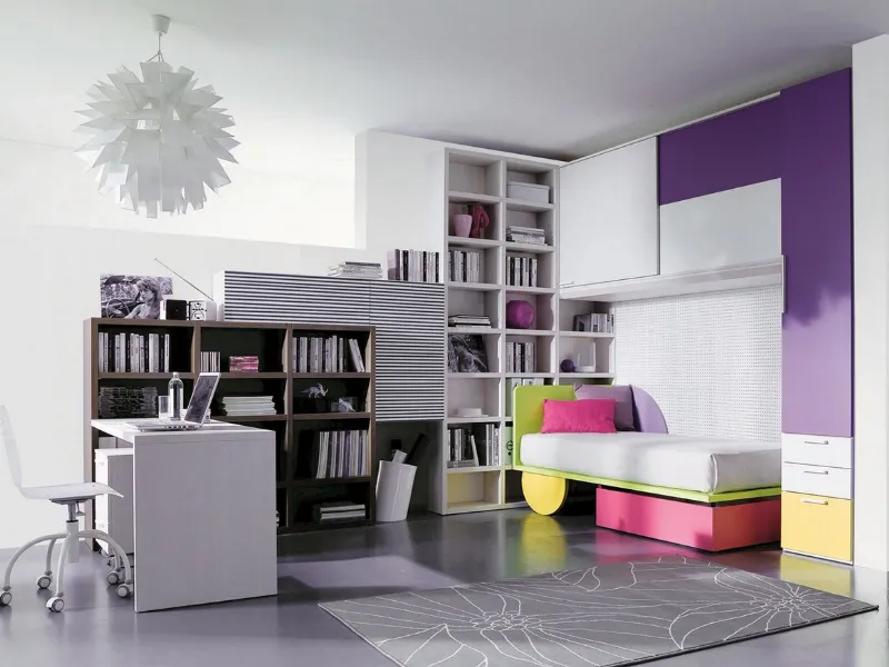 Una cameretta a ponte per ragazze dotata di letto con contenitore capace di ruotare e cambiare posizione è quella proposta da Dielle (Cameretta K29)