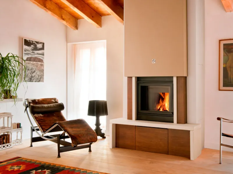 caminetto in zona giorno con chaise longue