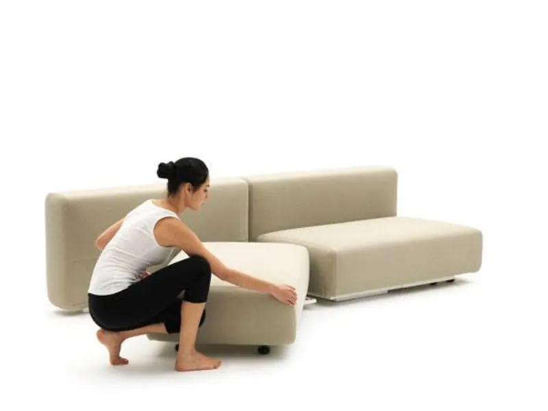 divano beige scomponibile a quattro pezzi, donna