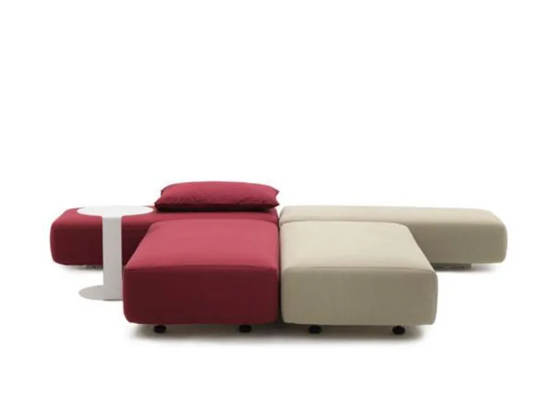 divano scomponibile a quattro pezzi, beige e bourdeaux, con cuscino e tavolino bianco