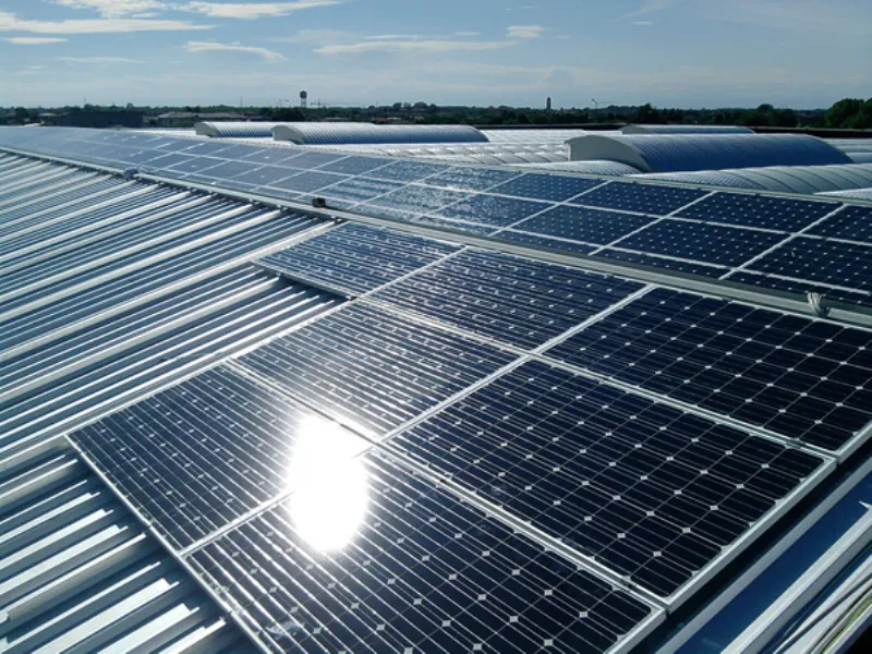 ampia metratura di pannelli fotovoltaici su capannoni industriali