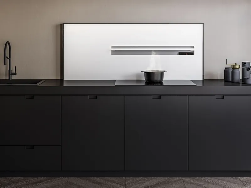 Air Wall di Falmec. Cappa aspirante integrata nello schienale cucina in vetro retroilluminato