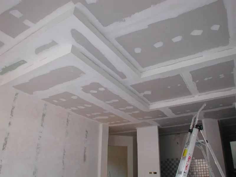 Esempio di controsoffitto costruito in cartongesso