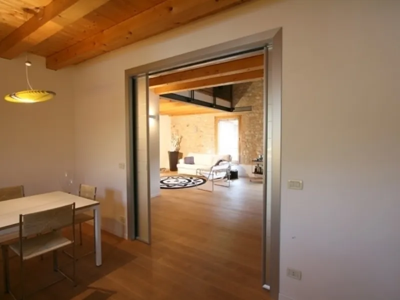 Porta scorrevole e parquet in casa ristruturata