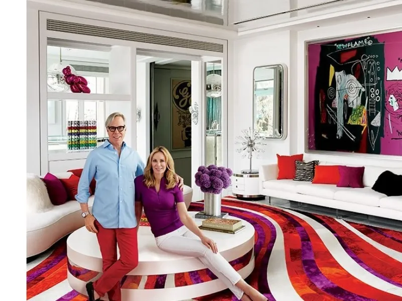 casa di Tommy Hilfinger con atmosfera psichedelica