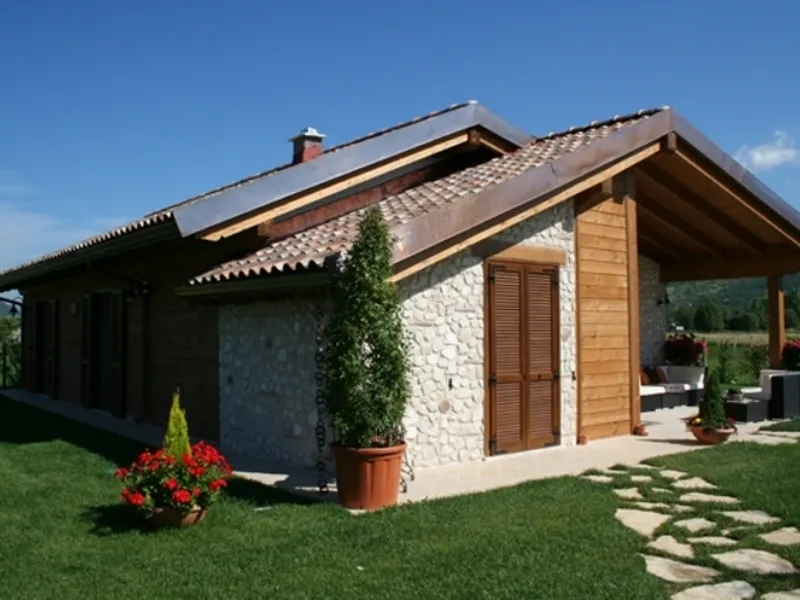 Case in pietra e legno