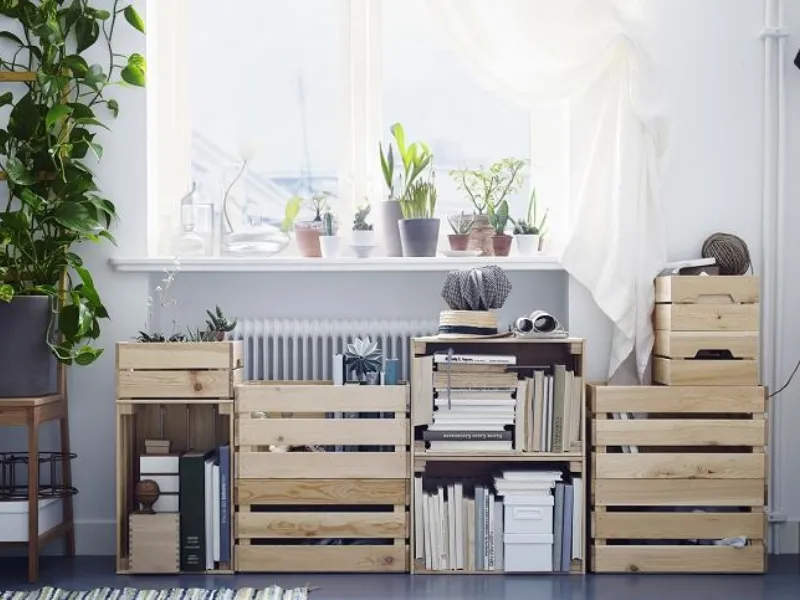 Cassette in legno assemblate per custodire libri e riviste