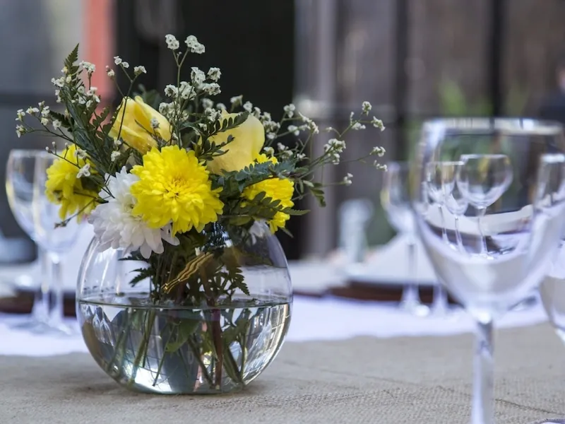 Centrotavola con fiori freschi