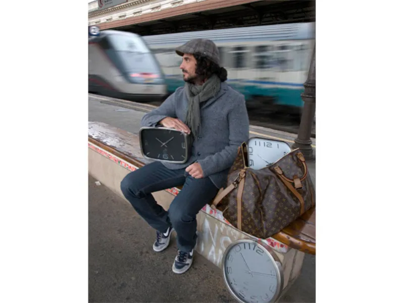 ragazzo che aspetta il bus