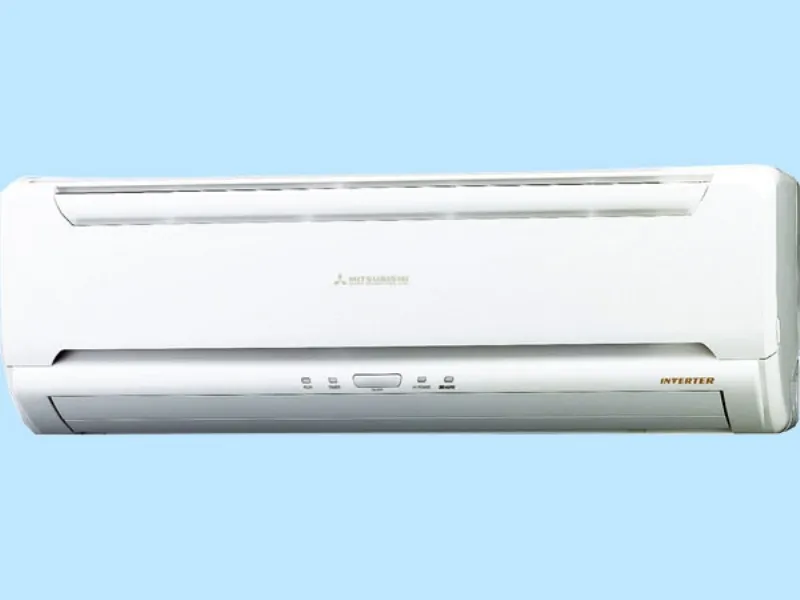 condizionatore Mitsubishi Inverter bianco chiuso su parete di sfondo azzurra