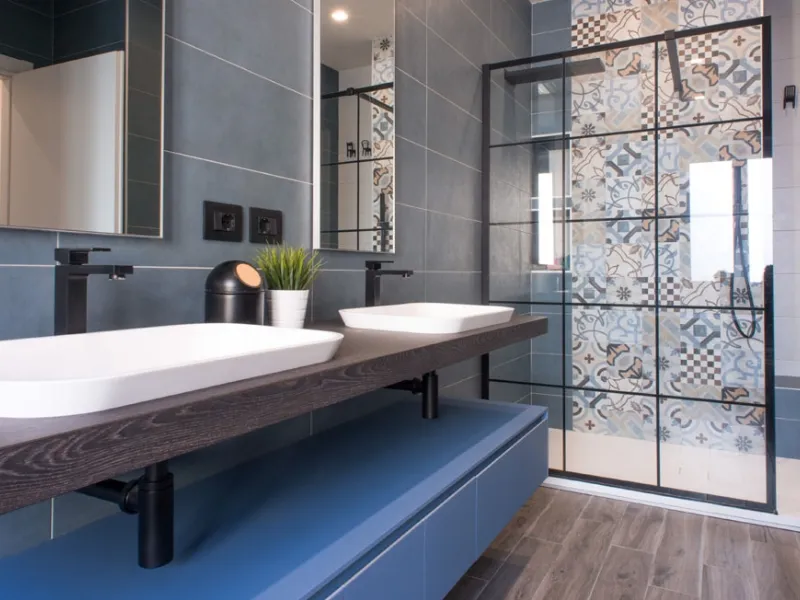 Bagno blu moderno, rivestimenti Chelli
